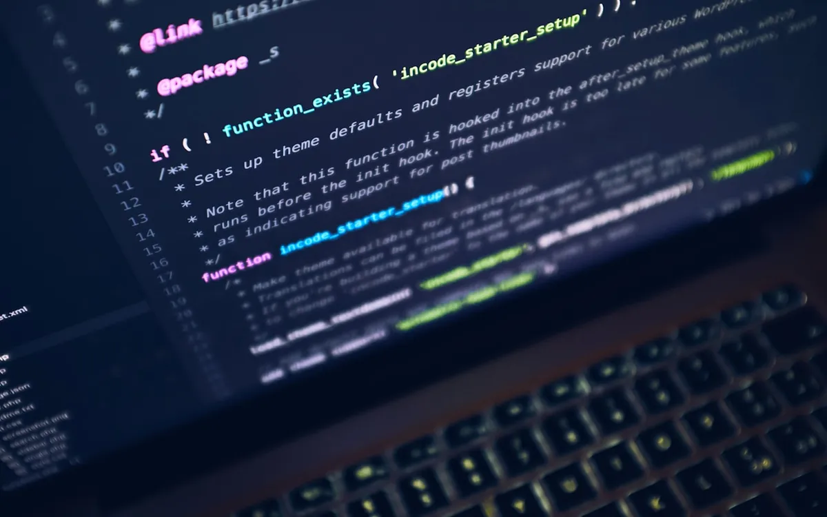 Ordinateur portable affichant du code de développement