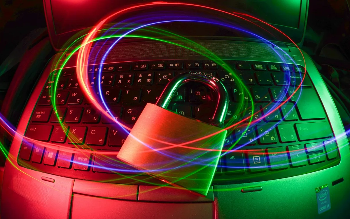 Cadenas posé sur le clavier d’un ordinateur portable