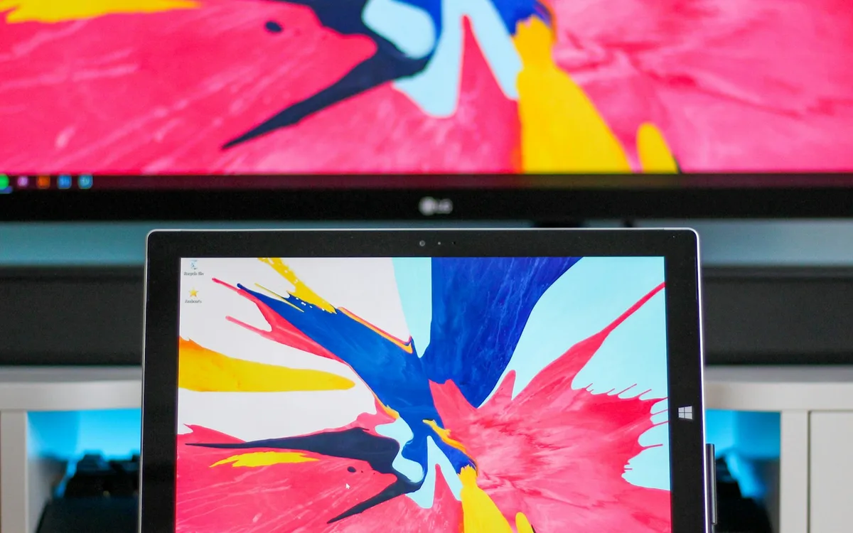 Ordinateur Microsoft Surface et écran externe sur un bureau