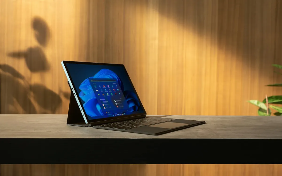 Ordinateur portable installé sur une table de travail